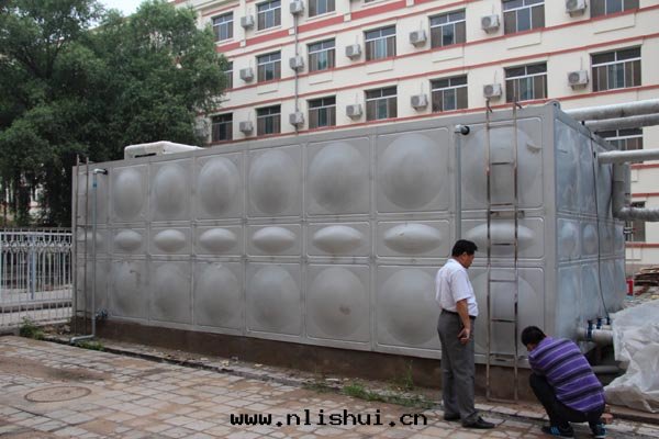 方(fāng)形不(bù)鏽钢水(shuǐ)箱(xiāng)